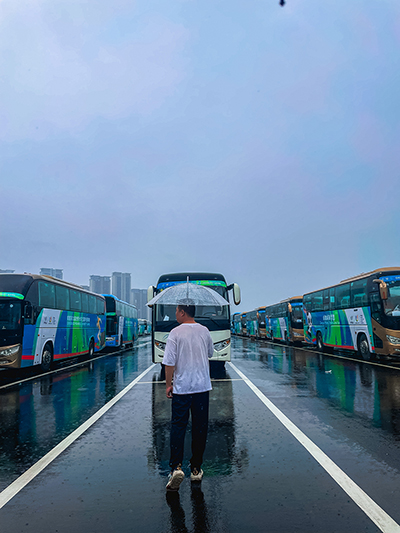 E:2023.88.2【助力大运•影像集】官网图官网雨中检查——富临长运都江堰孟新雨.jpg